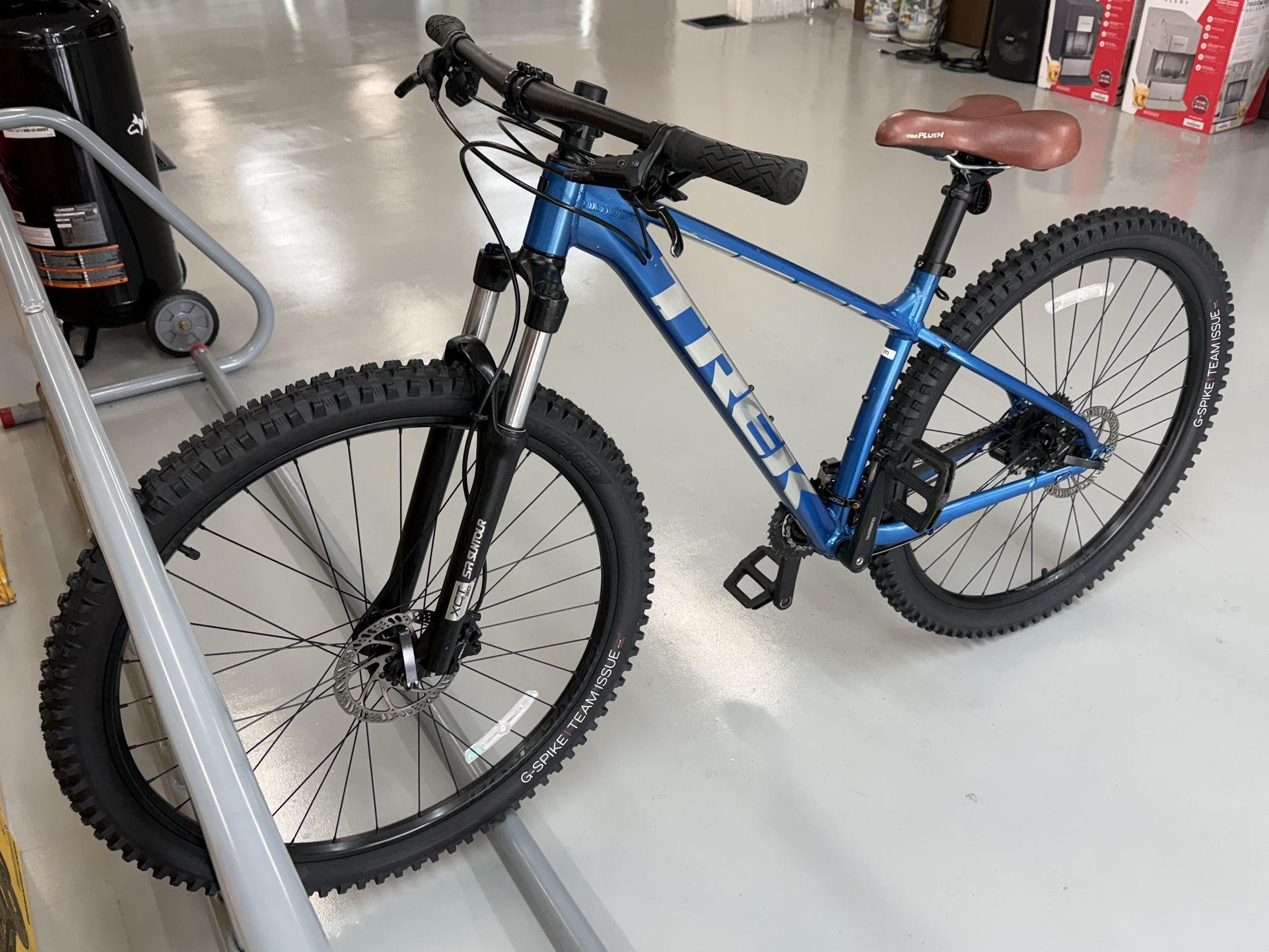 TREK Marlin 6 Gen 3 Mountain Bike 29" Wheels - M-Size