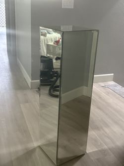 Mirrored Pillar/pedestal 