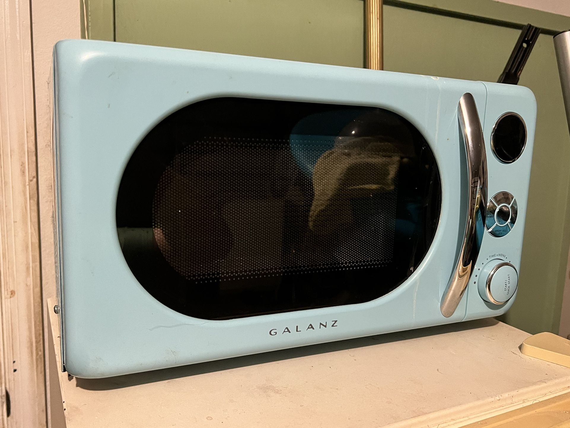 Galanz 0.7 cu. ft. Retro Countertop Microwave Oven, 700 Watts, Cream, for  Sale in Dade City, FL - OfferUp