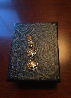 Antique gold marked lavalier flower pendant