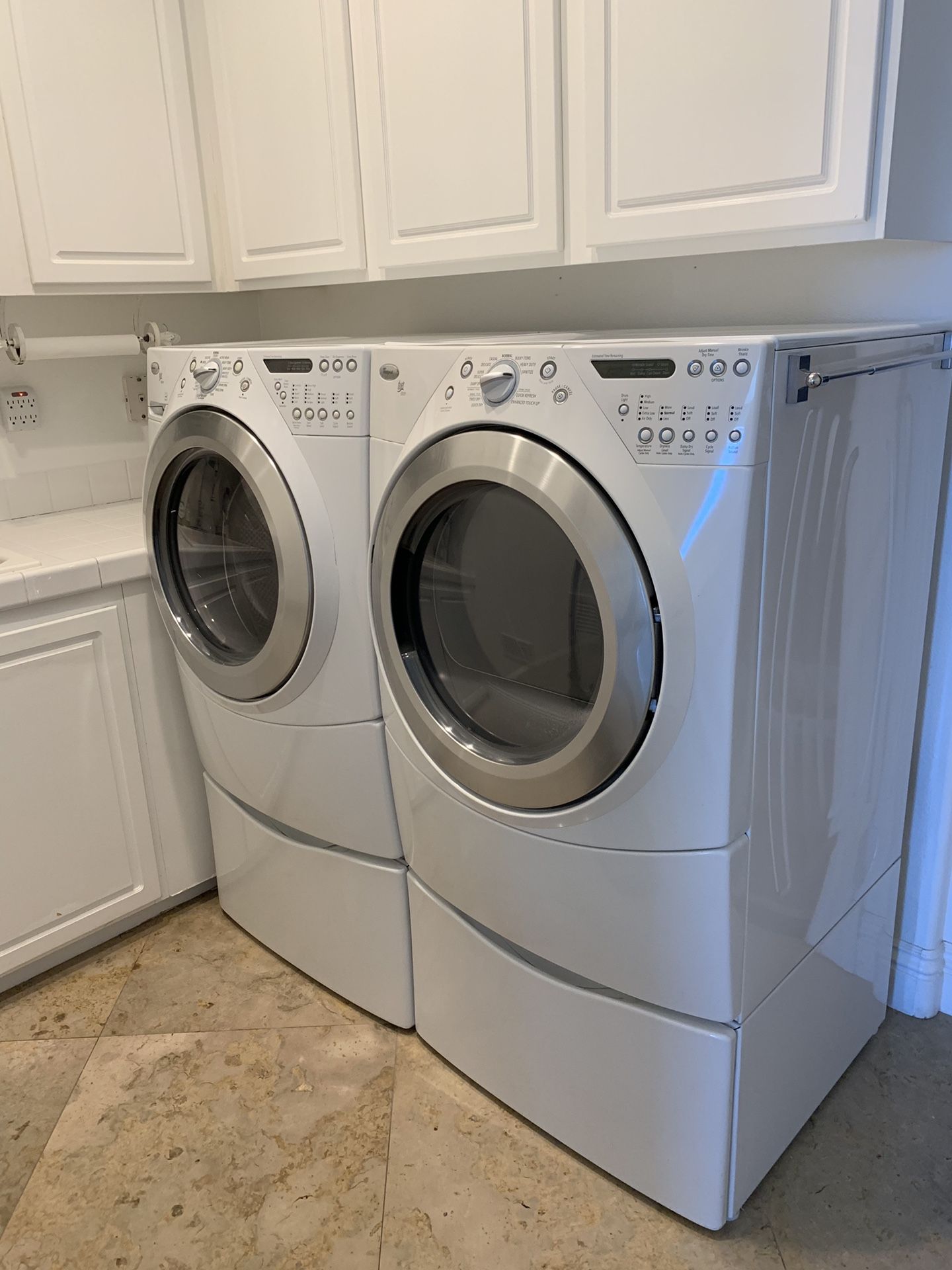 Whirlpool Duet Steam washer & Dryer White with matching pedestals