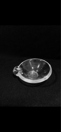 Steuben Signed Art Glass Crystal Sloping Cendrier Ashtray David Hicks MCM. Very good condition of Crystal ashtray, signed Steuben on bottom, minimal w