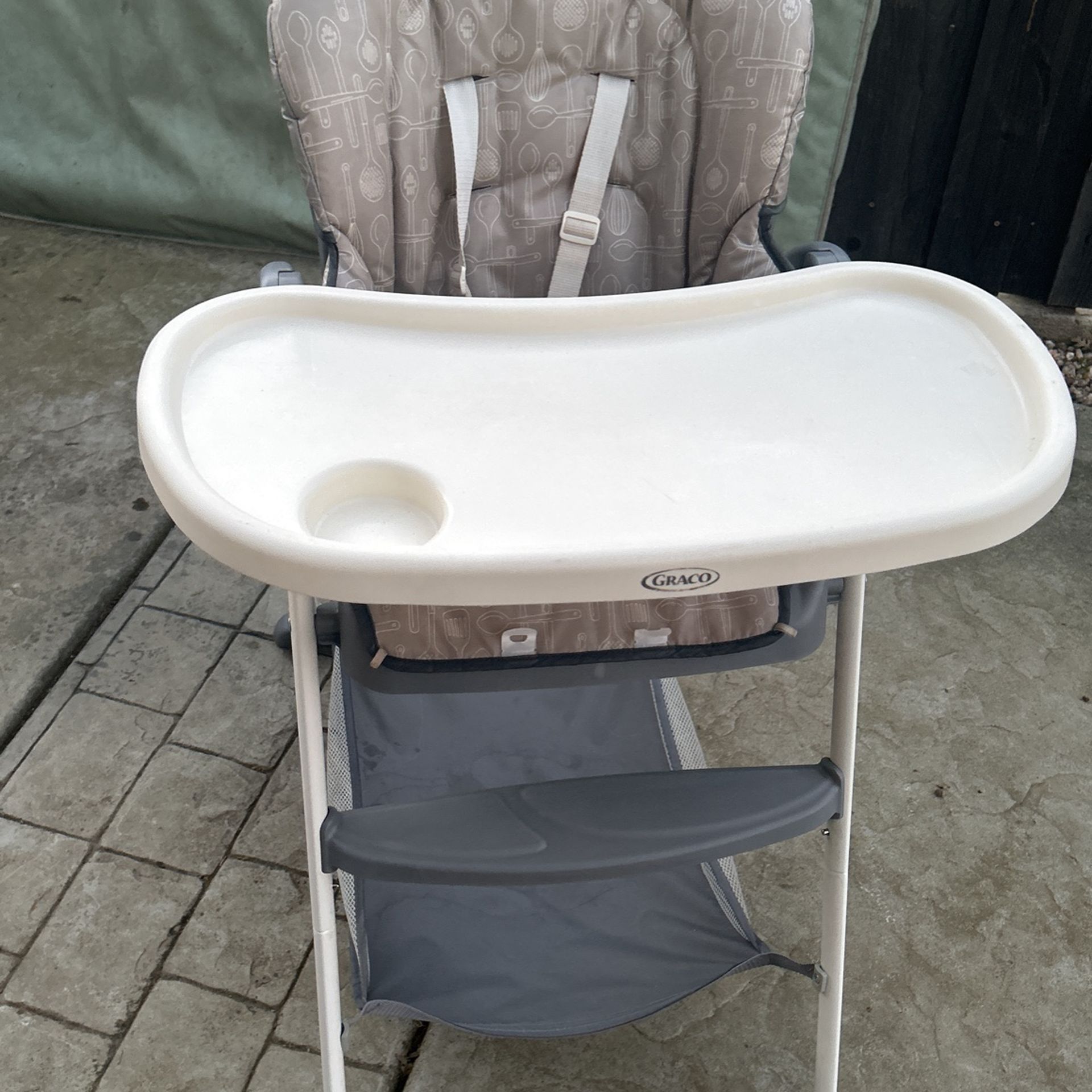 Graco Baby High chair With Seatbelts 