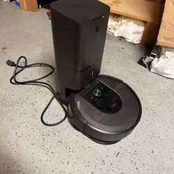 iRobot Roomba w/ Auto-Empty Base + Extra Bags & Parts – Works Great