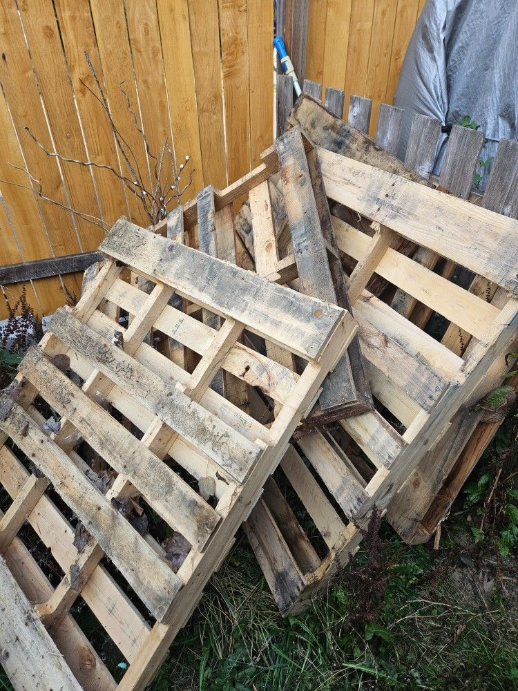 FREE WOOD PALLETS