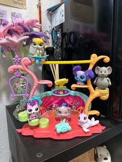 Littlest Pet Shop 2012 tricks and talent show playset with lps included