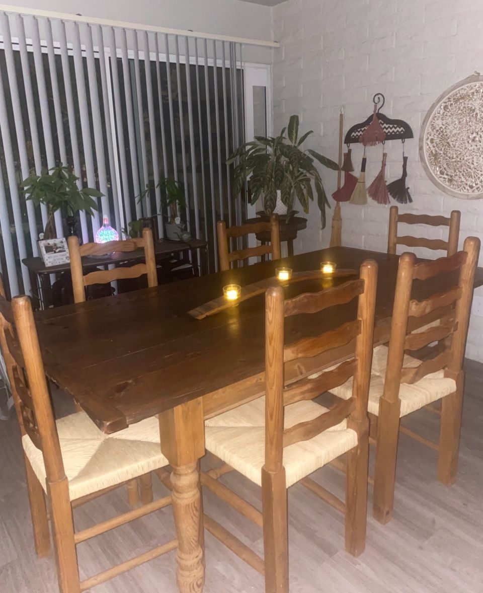$300 Beautiful Wood Table And Chairs