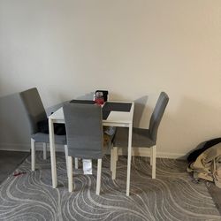 I’m selling a dining table with 3 chairs