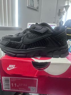 Vomero 5 black size 11
