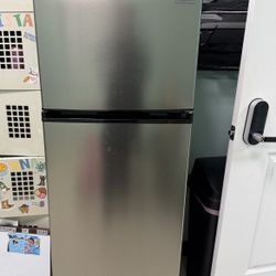 4 Foot Vissani Mini Refrigerator 