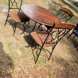 Round Ashley Table with Chairs 