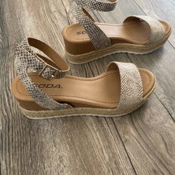 Girls/women Size 5.5 Wedge Sandals 