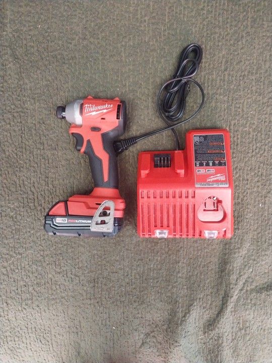 Milwaukee impact drive pila 2.0 y cargador 