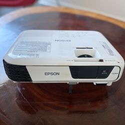 Epson Projector HDMI 3200 Lumens Low Bulb Hrs 