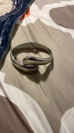 Arm bracelet
