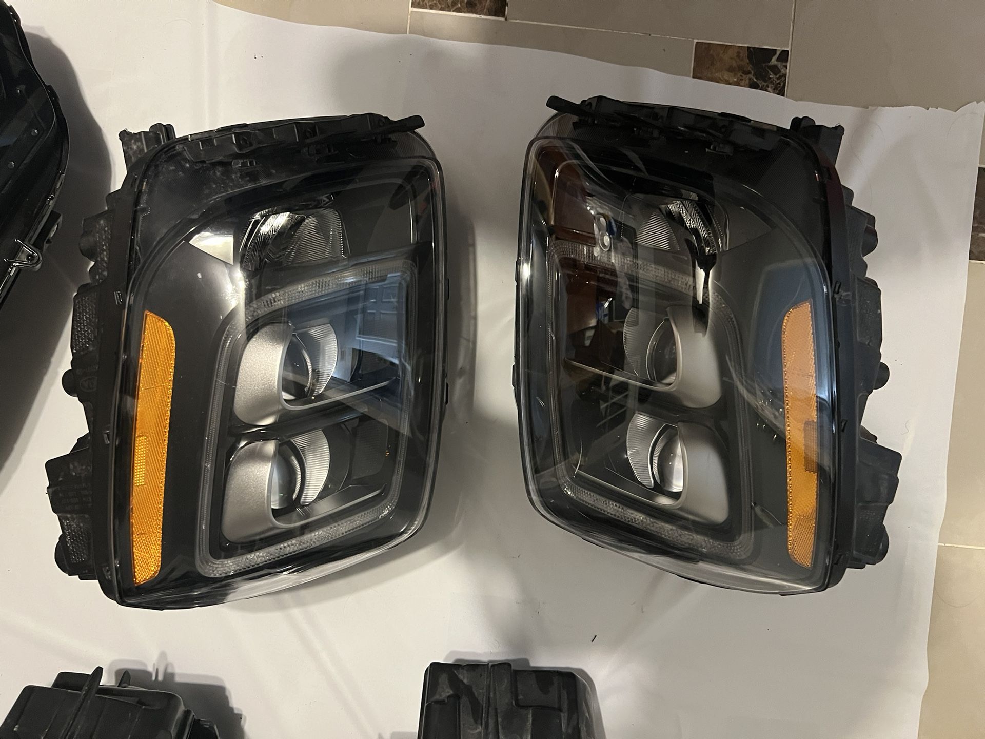 OEM Kia Telluride DRIVER and PASSENGER side headlight 2020-2022