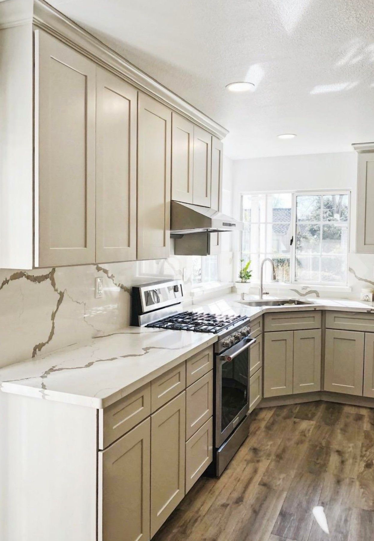 Modern Brushed Nickel Faucet! 360° Swivel Spout! Comes With Optional Deck Plate!