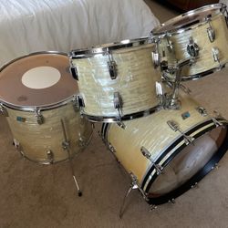 1969/70 Ludwig 3-Ply Drum set W/ Maple Reinforcement Rings.  13”x9” 14”x10” Rack Toms 18”x16” Floor Tom 22”x14” Bass Drum. The original white marine p