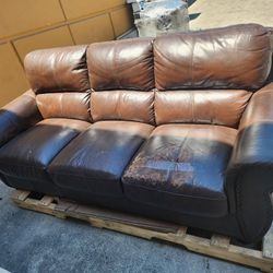 Free / Gratis Abbyson Austin Leather Sofa