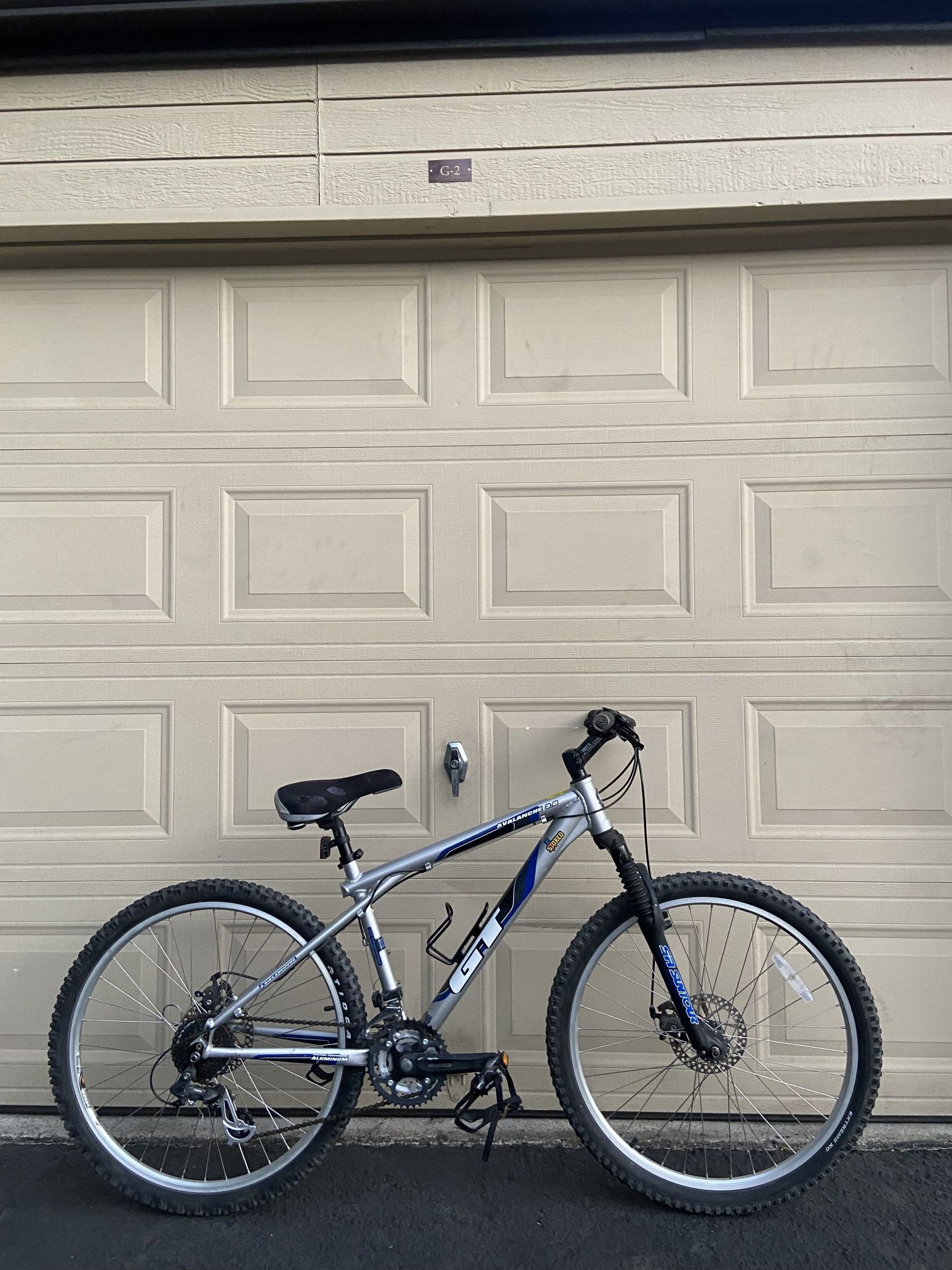 GT Avalanche 3.0 Mountain Bike – 26” Wheels – 24-Speed – Small Frame – Disc Brakes Bicycle