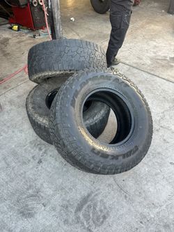 35x12.5x17 Falken Tires  