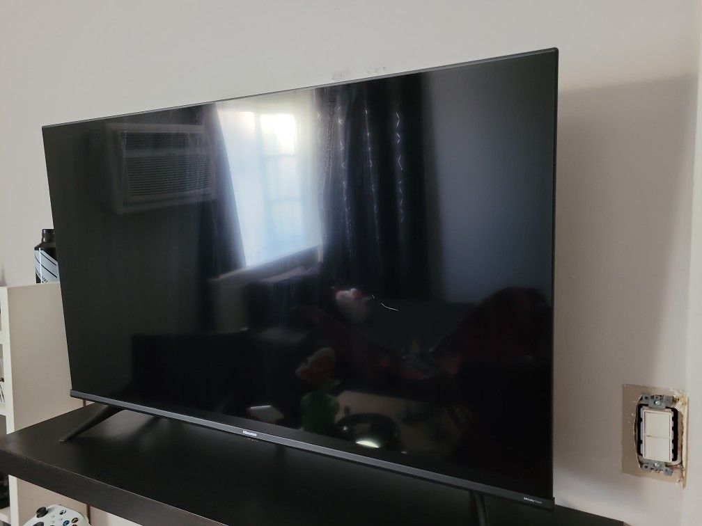 Hisense Smart TV 37" X 21"