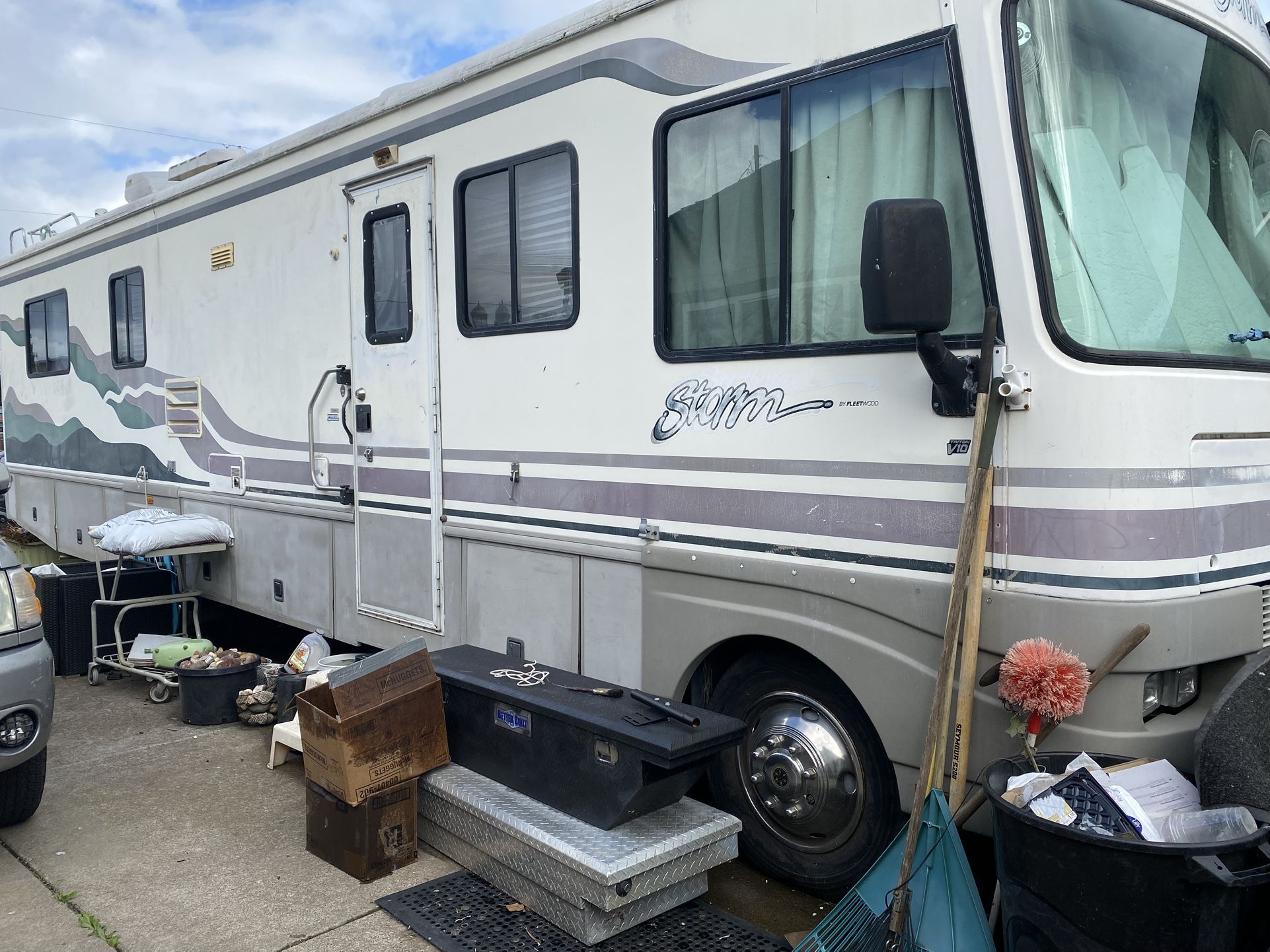 2000 Fleet wood Storm