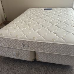 🛏️ Queen Size mattress with split box spring (for easy moving if there are stairs) and adjustable metal frame. Includes mattress cover, foam topper 