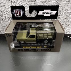 M2 Machines 1:64 1973 Chevrolet Cheyenne Super 10 Auto-Thentics Series 107