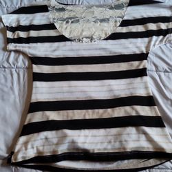 A. Byer Short Sleeve Top - Medium