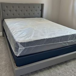 Estructura de cama matrimonial completamente nueva con colchón y cabecero.