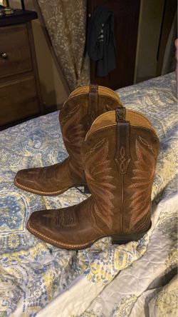 Ariat Cowgirl boots size 6 only worn twice !! Paid $250