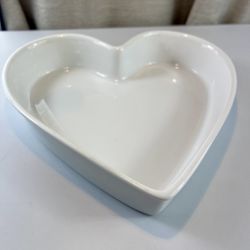 CRATE & BARREL WHITE HEART SHAPED CASSEROLE BAKING DISH