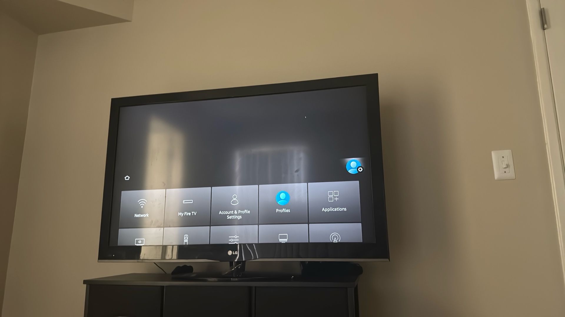 LG Tv / COMPATIBLE WITH ROKU AND FIRESTICK