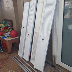 4 Metal Clóset Doors 