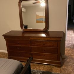Dresser With Mirror 