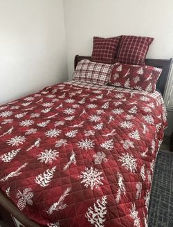 QN 5 piece Christmas style quilt set reversible