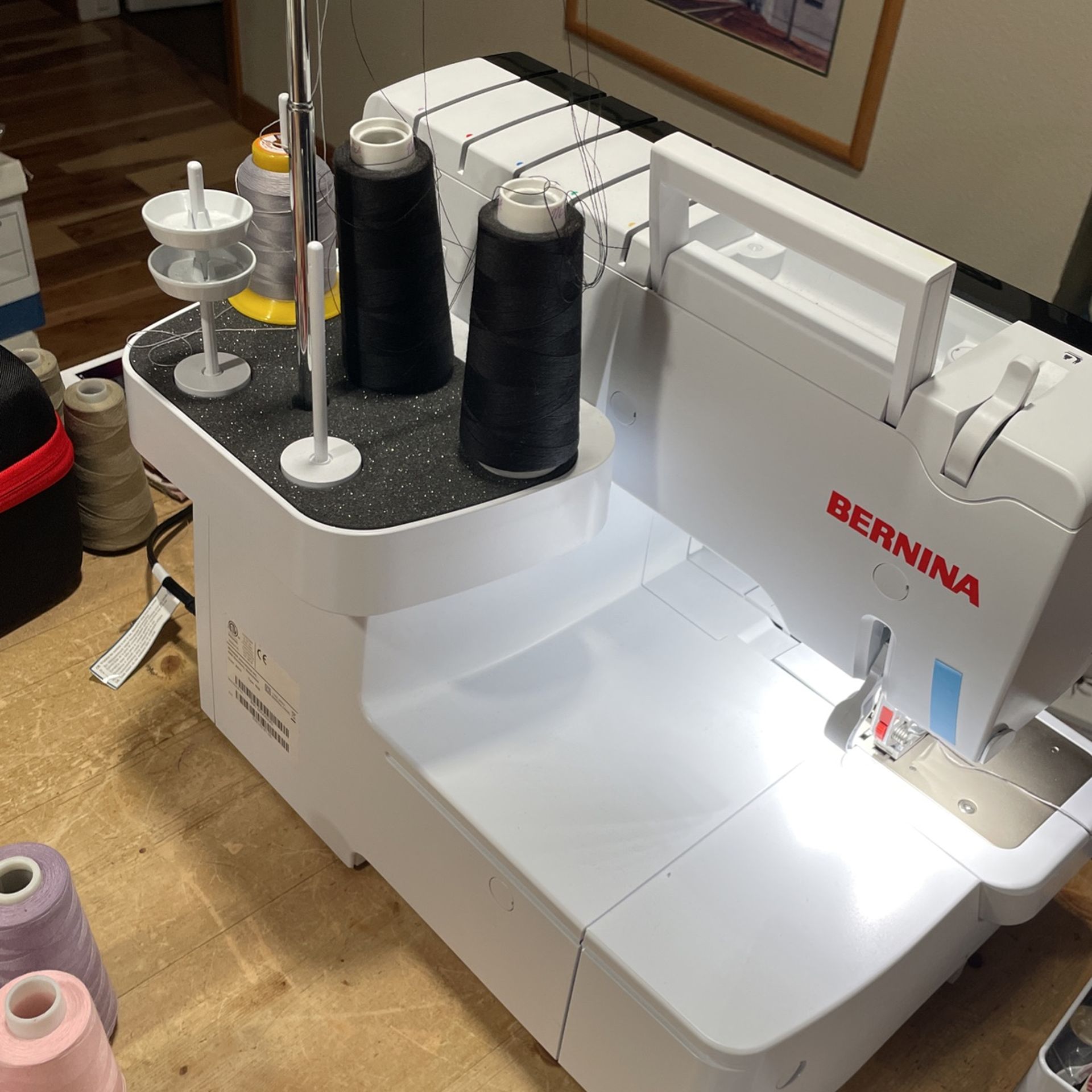 BERNINA L 890 SERGER OVERLOCK MACHINE LIKE NEW for Sale in Marysville