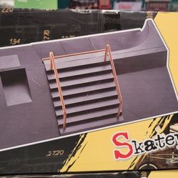 New Skate park 6 in 1 finger skate park set.( 2) skate park sets and (1) 40 piece bag of Skate boards