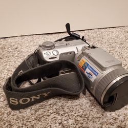Vintage Early 2000's Sony DSC-F717 Digital Camera