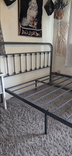 Bed frame (queen)