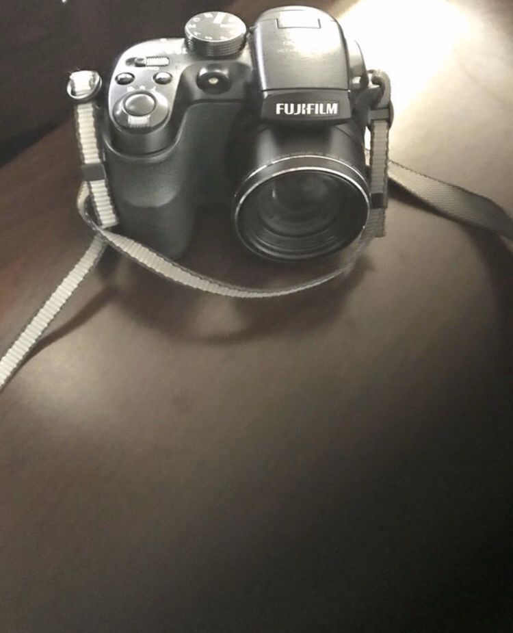 Digital Camera - Fujifilm FinePix S1500 - Great condition. Comes with a 32 GB memory card and camera bag.