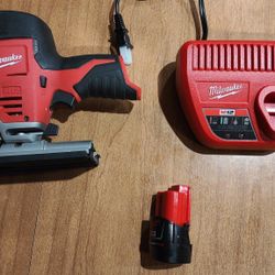 Milwaukee M12 jig saw 12v with battery and charger in like new condition