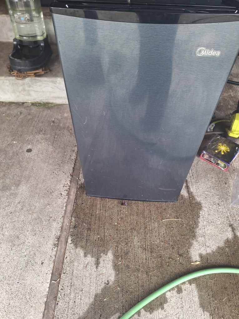 Mini Fridge With Small Freezer