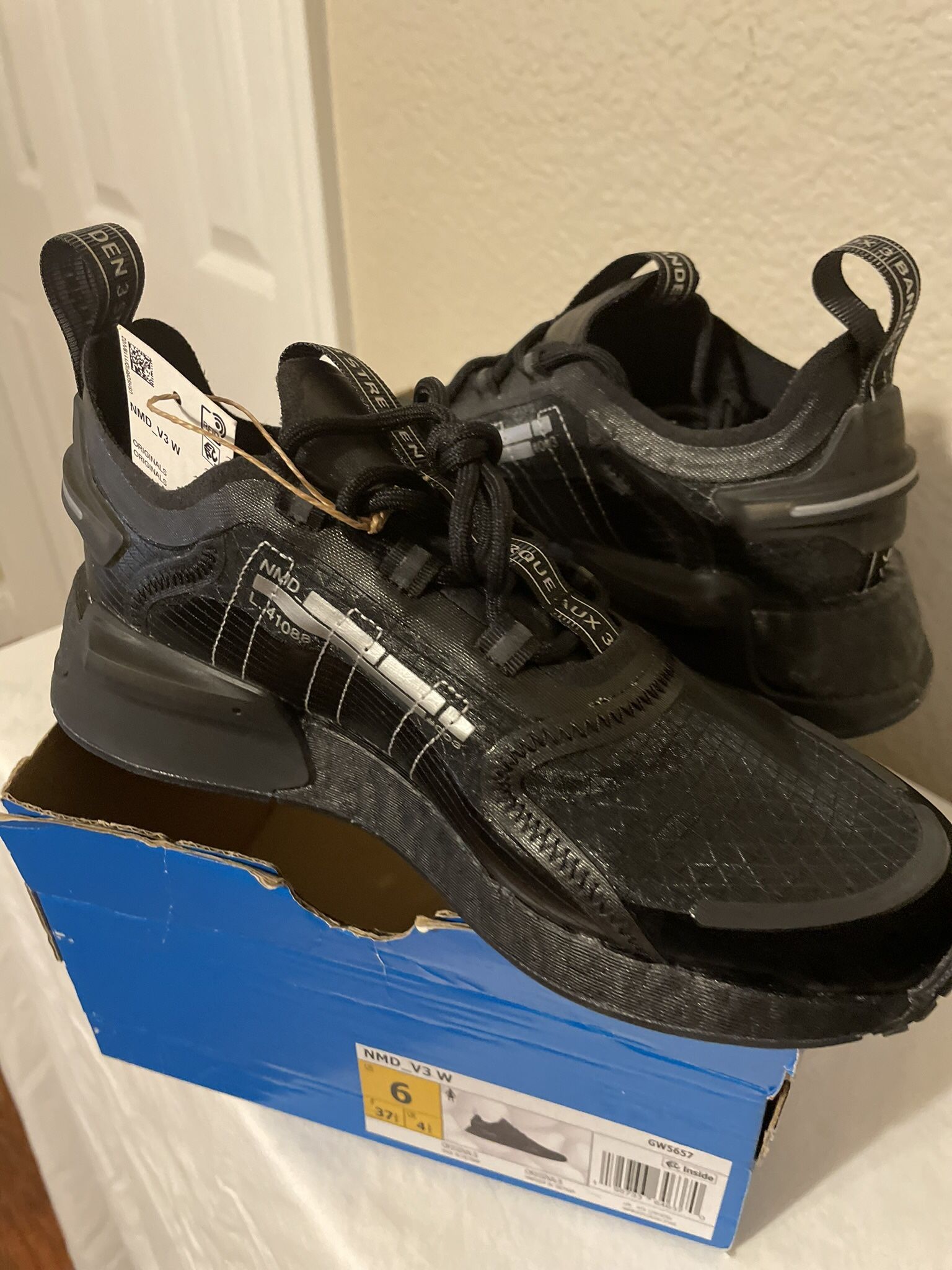 WOMENS ADIDAS NMD_V3 SIZE 6