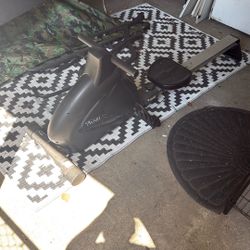 Avari Rowing Machine 