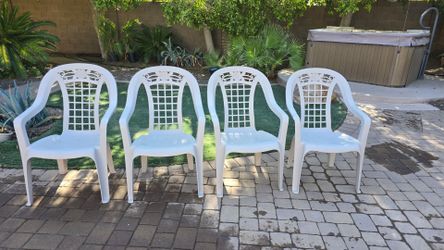 Set of 4 beige Plastic Patio Chairs