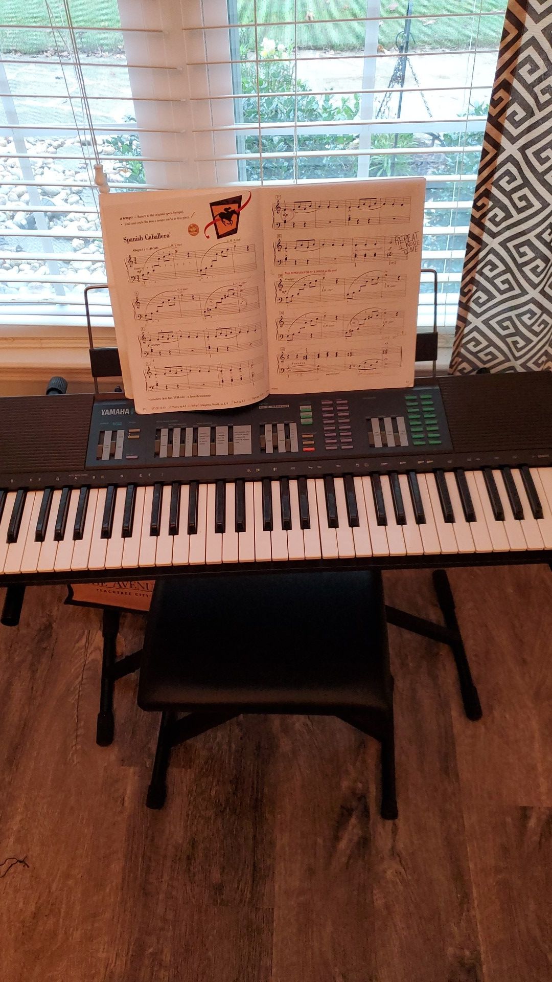 Yamaha PSR-32 61-Key Touch-Sensitive Musical Keyboard