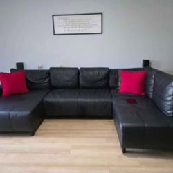 Modern Leather Sectional Sofa With Two Ottomans 