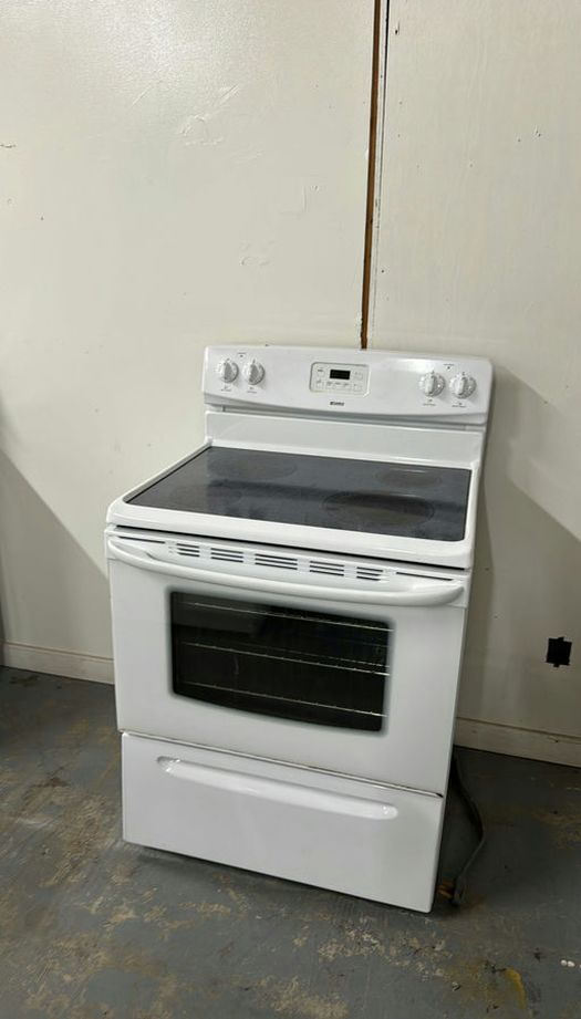 White Electric Stove in Good Condition with Glass Top